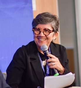 Juliana Pereira no painel 1 do seminário